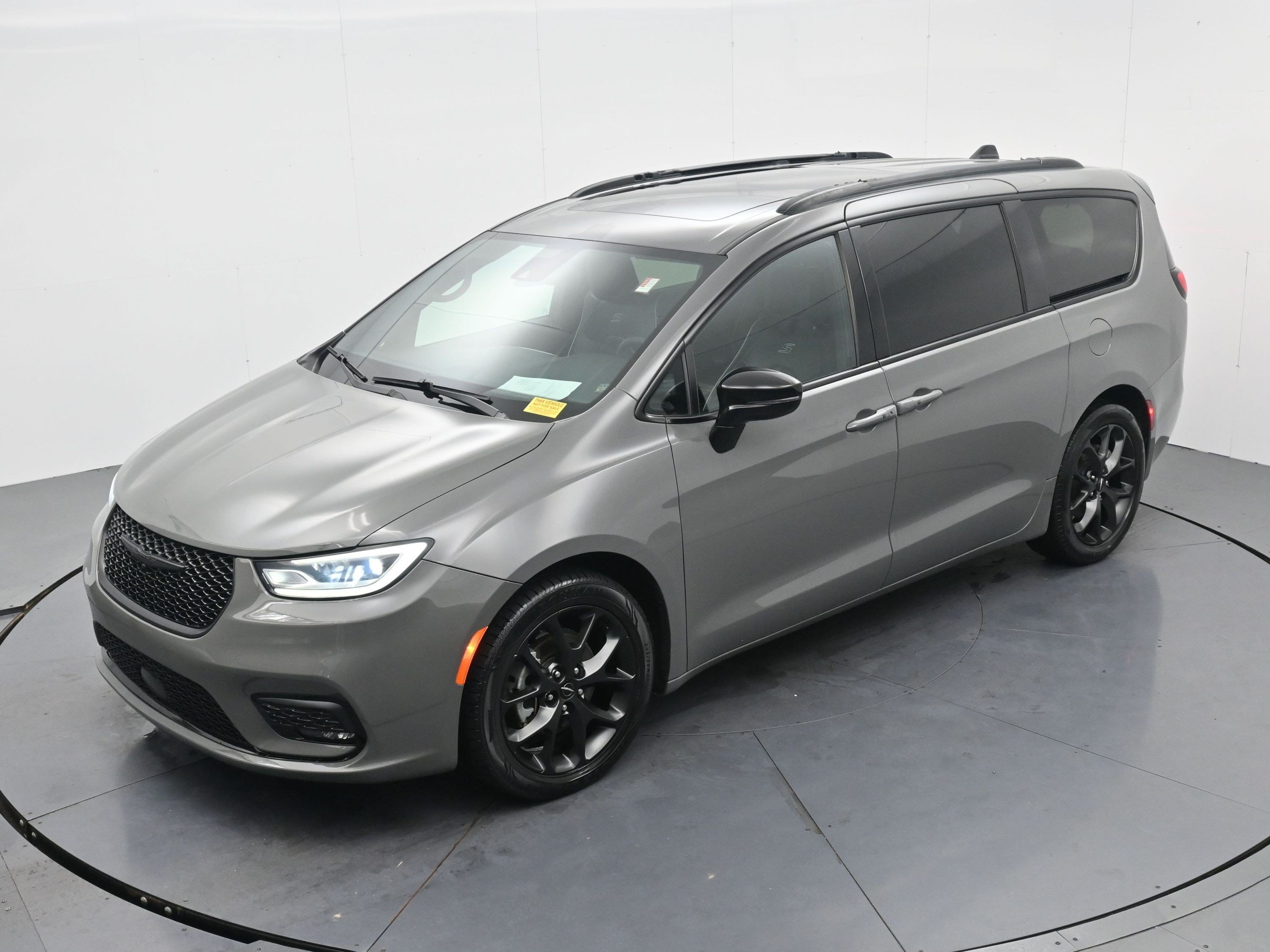 Used 2025 Ceramic Gray Clearcoat Chrysler Limited image 17