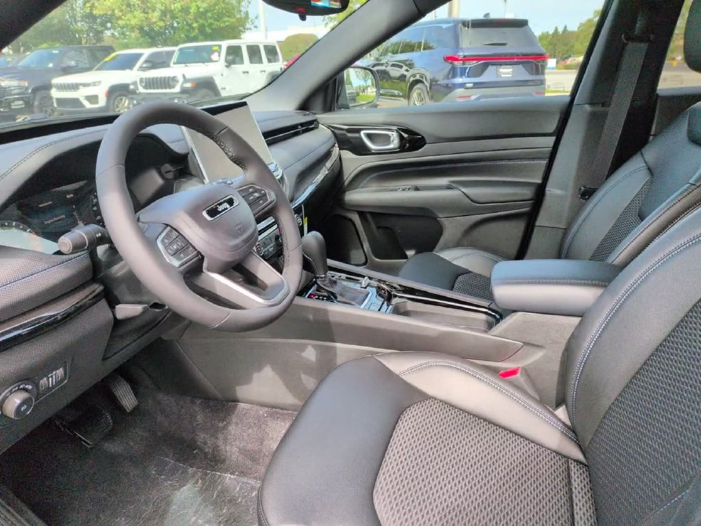 New 2026 Fathom Blue Pearl-Coat Exterior Paint Jeep Latitude image 21