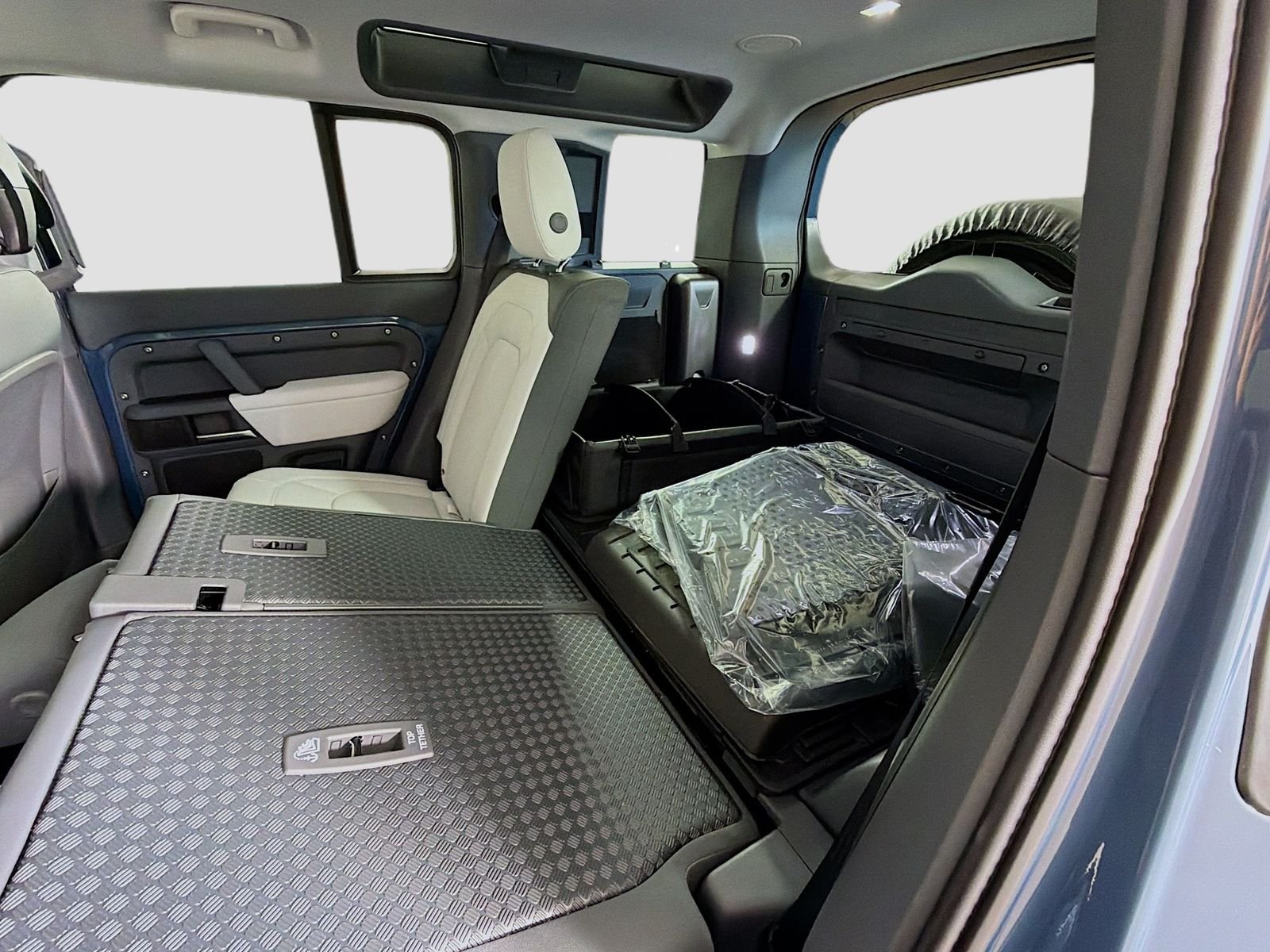 New 2026 Tasman Blue Land Rover X-Dynamic SE image 28