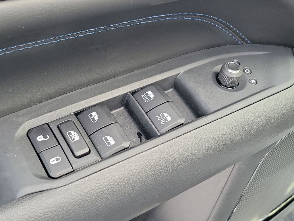 New 2026 Bright White Clearcoat Jeep Latitude image 19