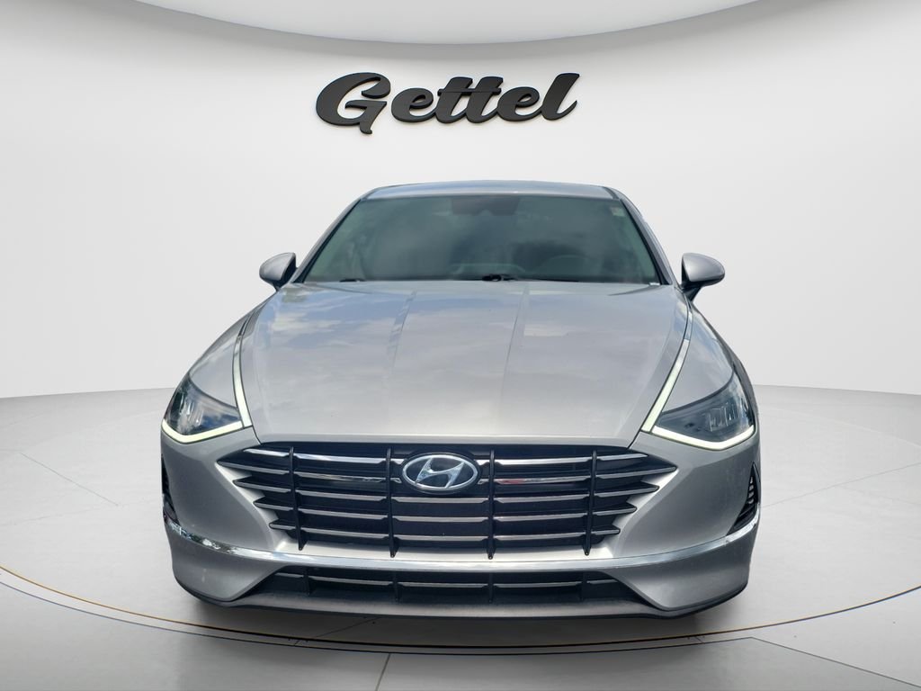 Certified Used 2022 Silver Hyundai SE image 2