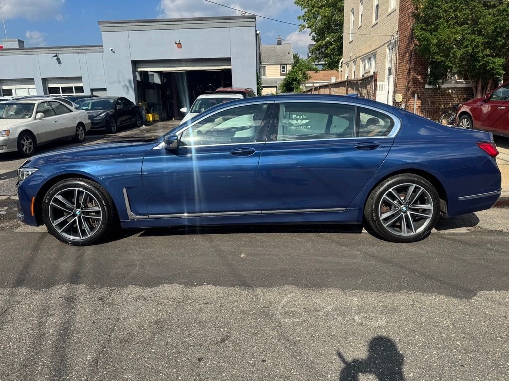 Used 2022 Blue BMW 750i xDrive image 9