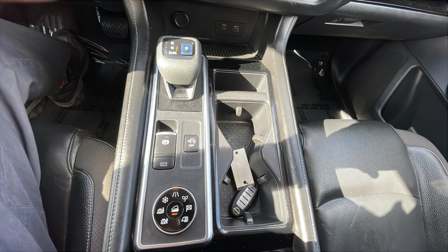 Used 2022 White Nissan SL image 25