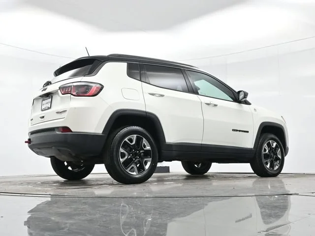 Used 2018 White Clearcoat Jeep Trailhawk image 29