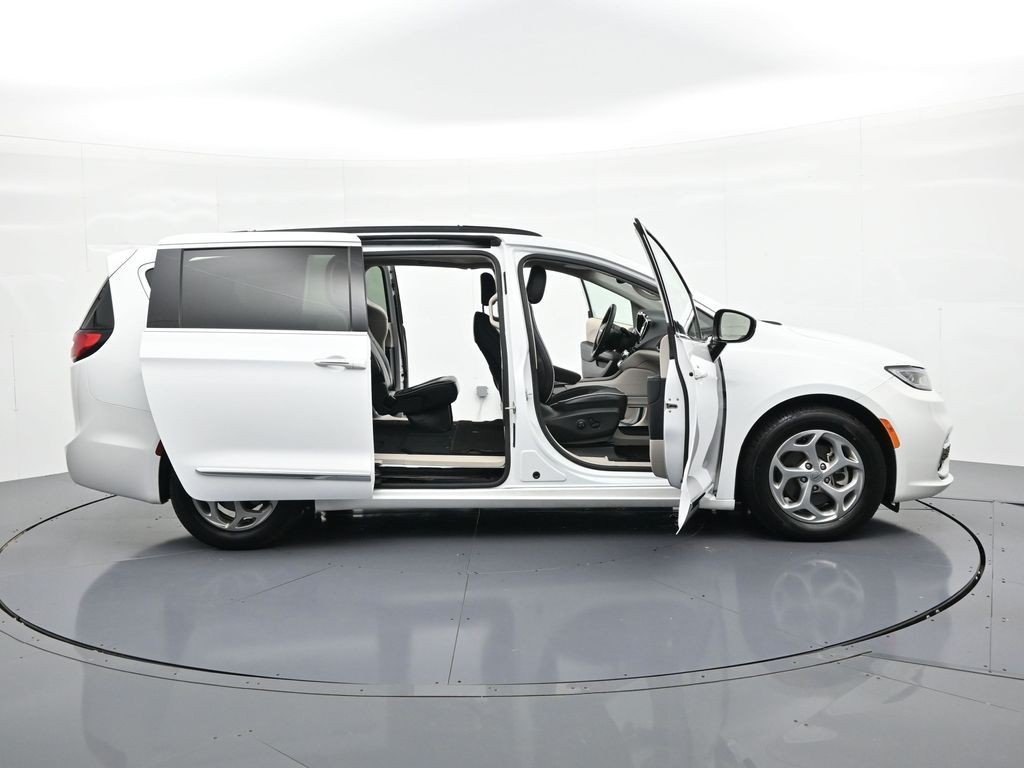 Used 2023 Bright White Clearcoat Chrysler Limited FWD image 22
