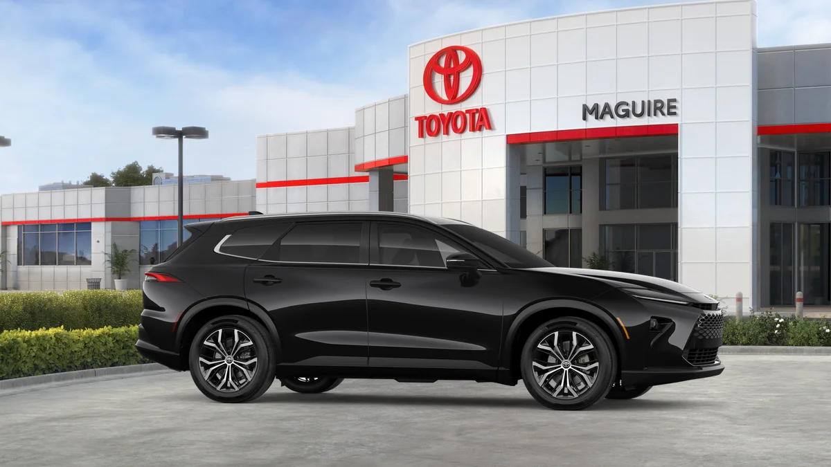 2025 Toyota Crown Signia XLE - Photo 25