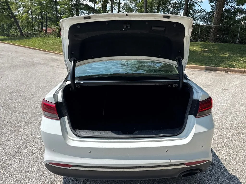 Used 2018 White Kia S image 25