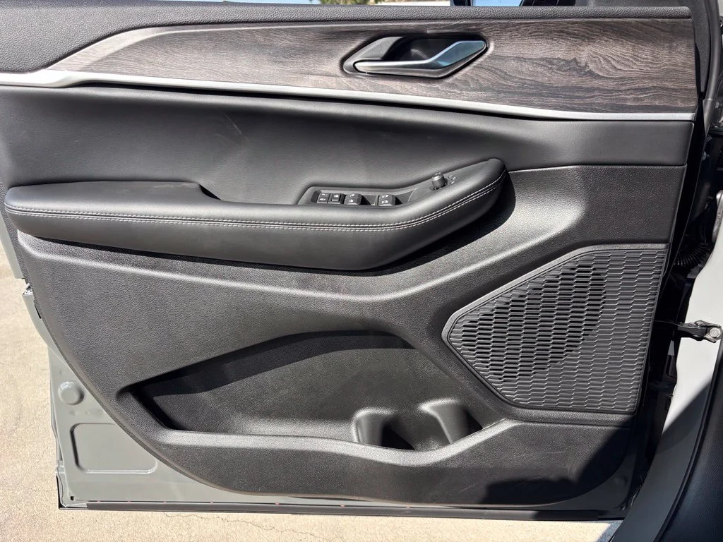 New 2027 Gray Jeep Laredo Altitude image 18