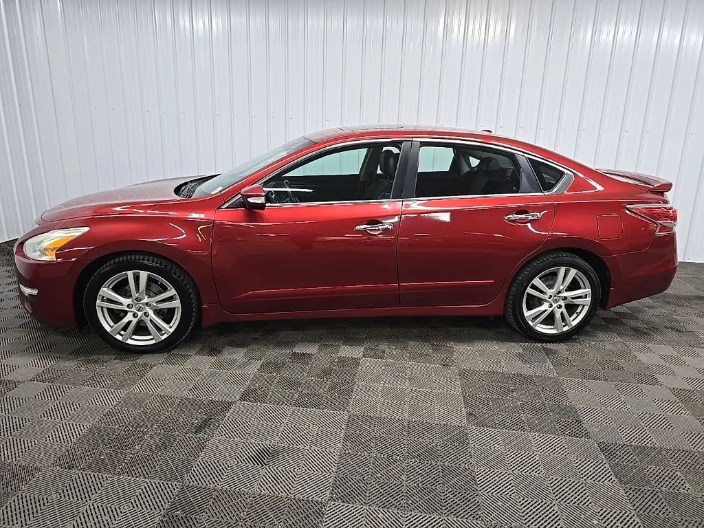 Used 2015 Red Nissan 3.5 SL image 5