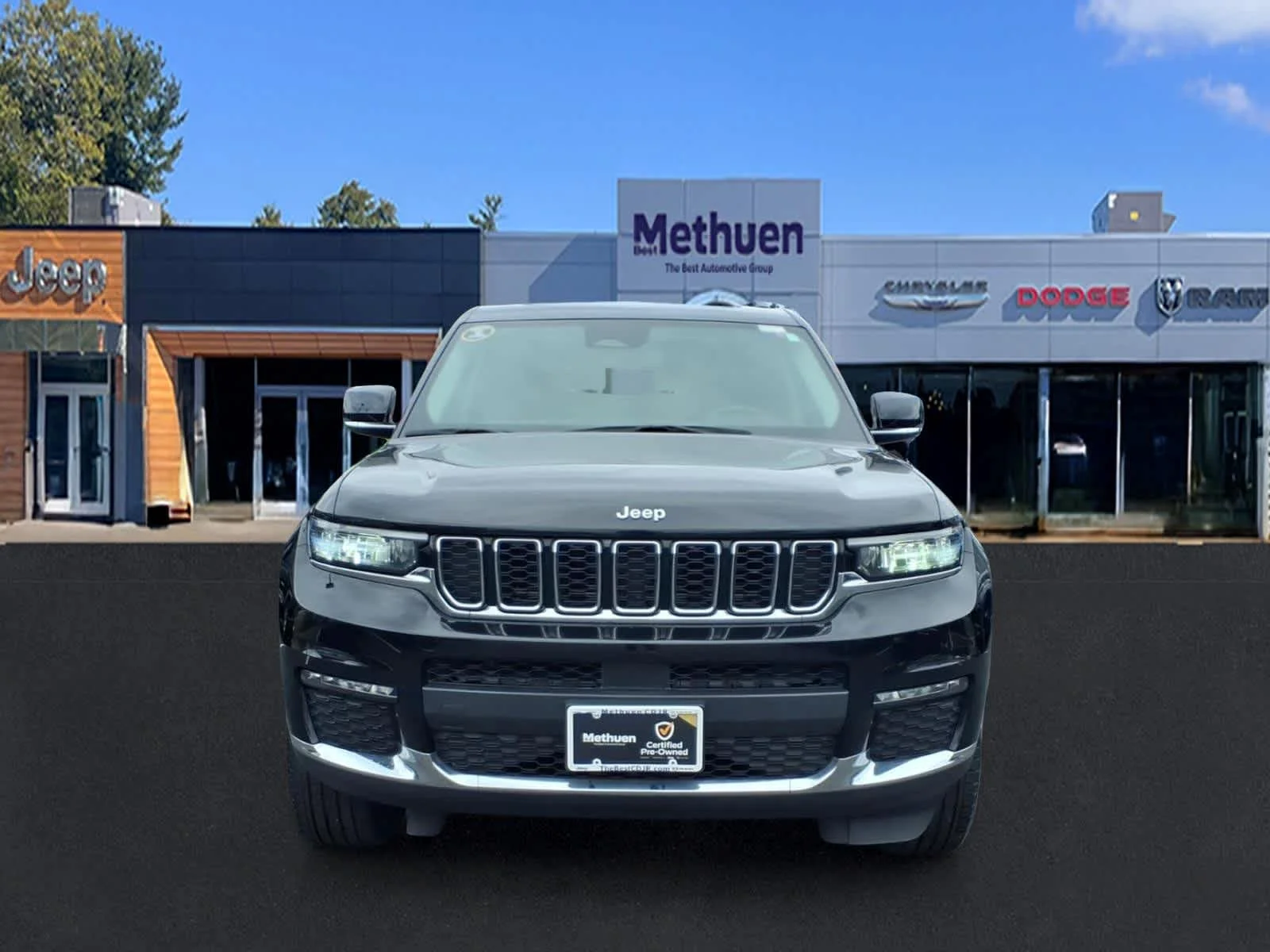 Used 2023 Diamond Black Crystal Pearlcoat Jeep Limited image 8