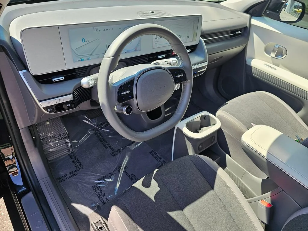 Used 2022  Hyundai SE image 19