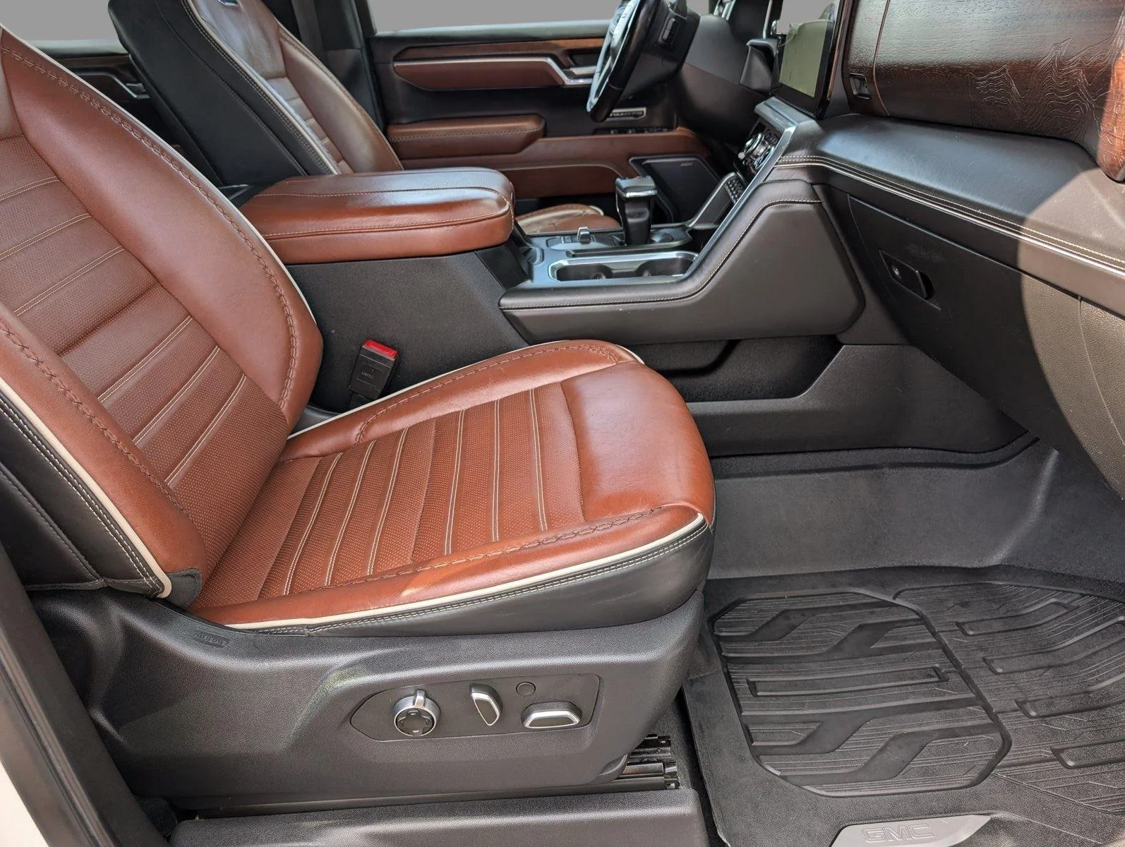 Used 2023 White Frost Tricoat GMC Denali Ultimate image 40