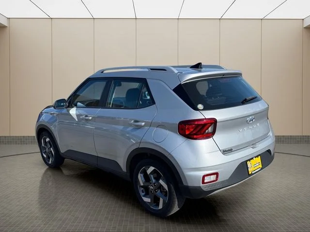 Used 2022 Silver Hyundai SEL image 4