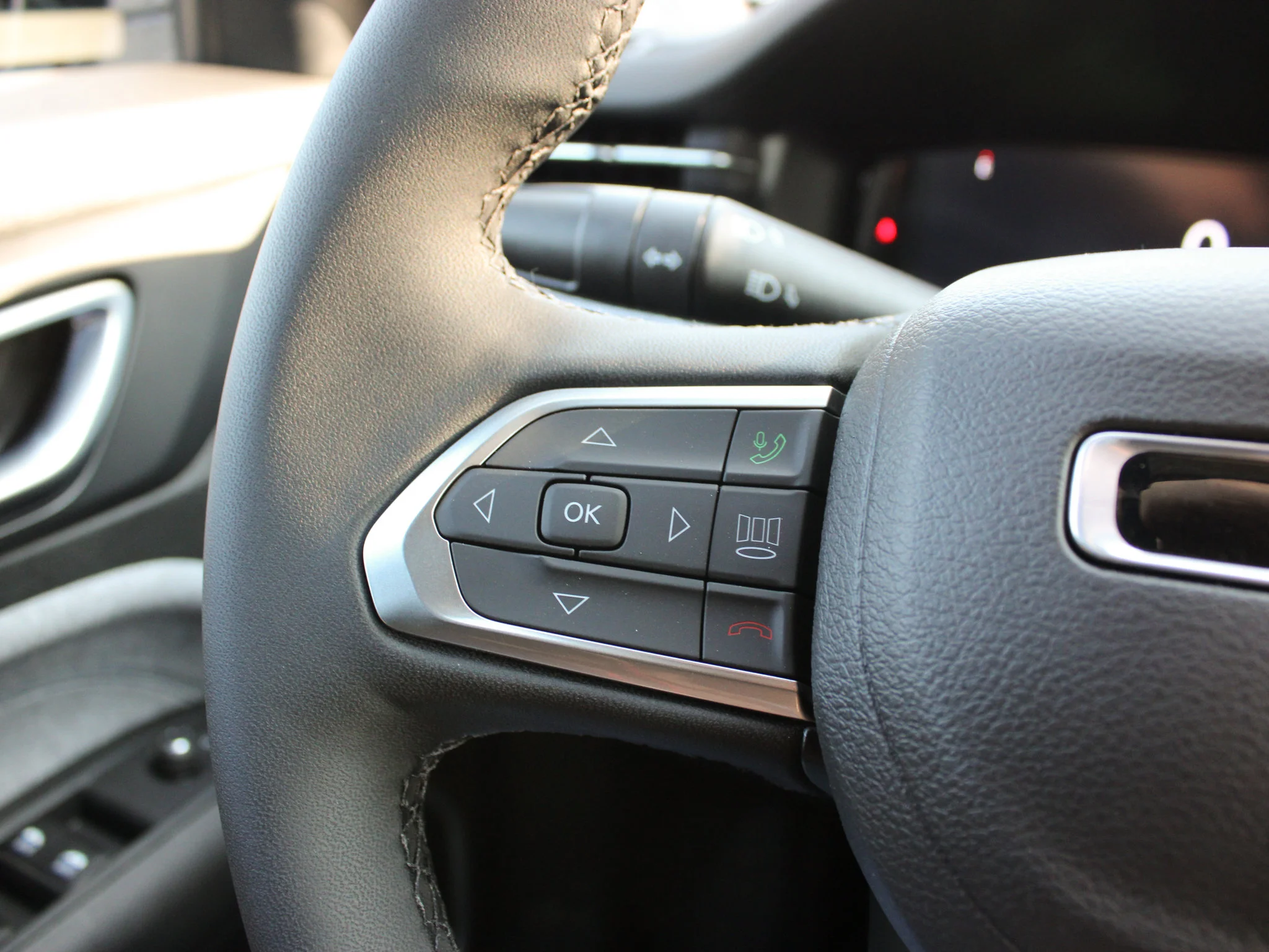 New 2026 White Jeep North* 4x4, Pano Sunroof, Remote Start, Alpine Audio, Heated Seats image 15