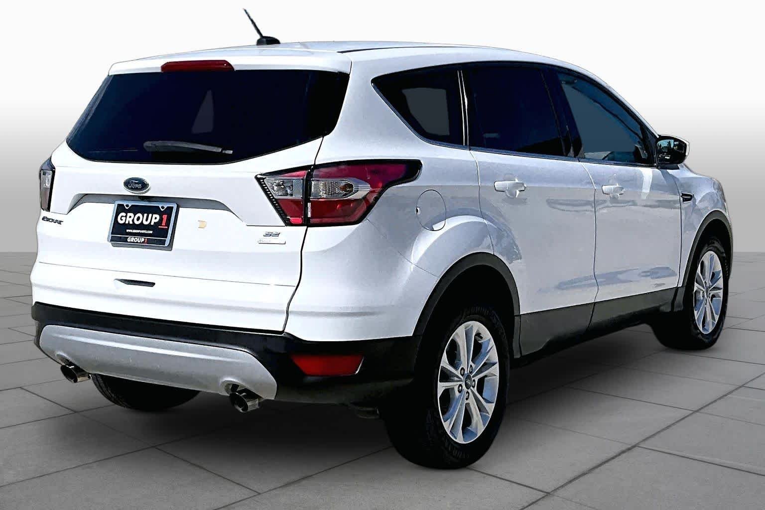 Used 2017 Oxford White Ford SE image 12