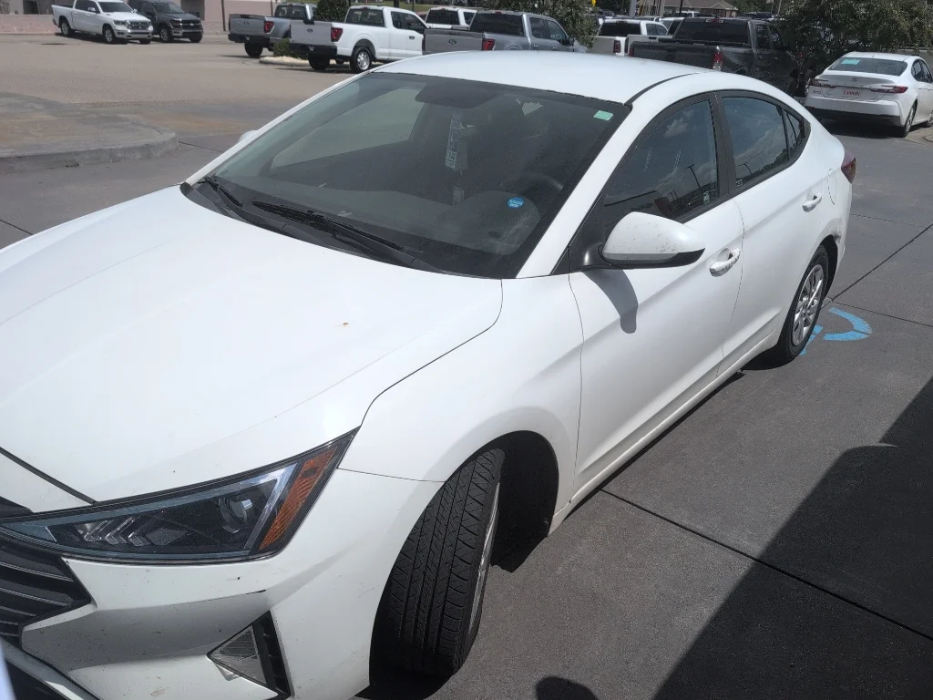 Used 2019 Quartz White Hyundai SE image 2
