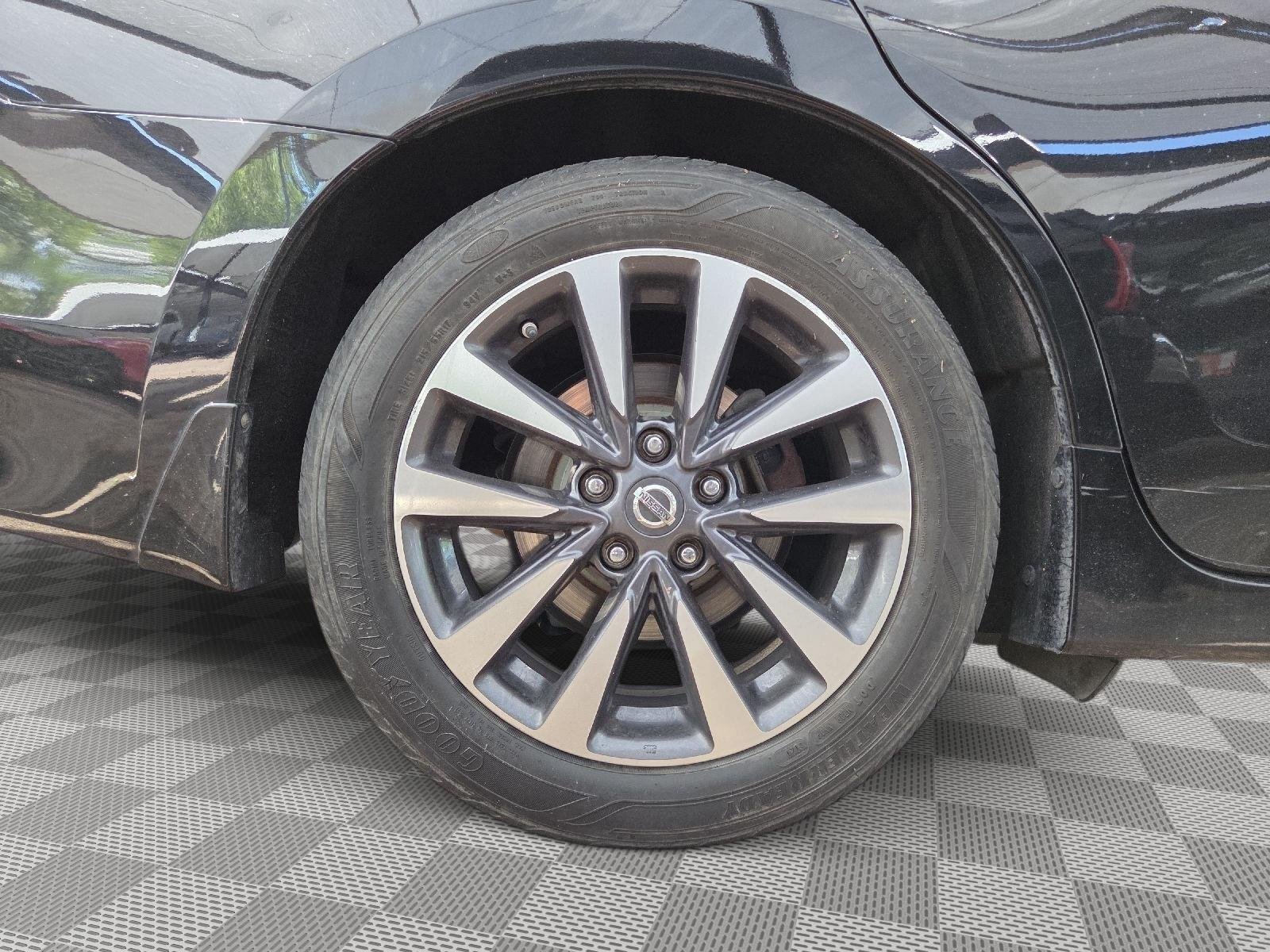 Used 2017 Super Black Nissan 2.5 SV image 19