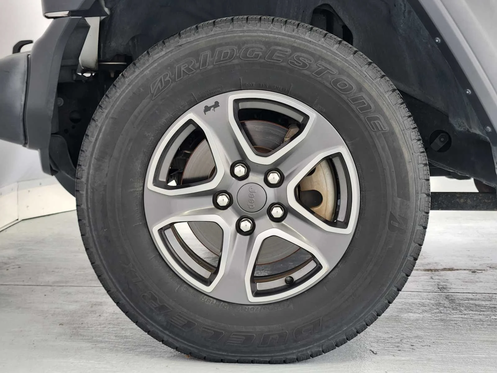 Used 2018 Bright White Clearcoat Jeep Sport S image 9