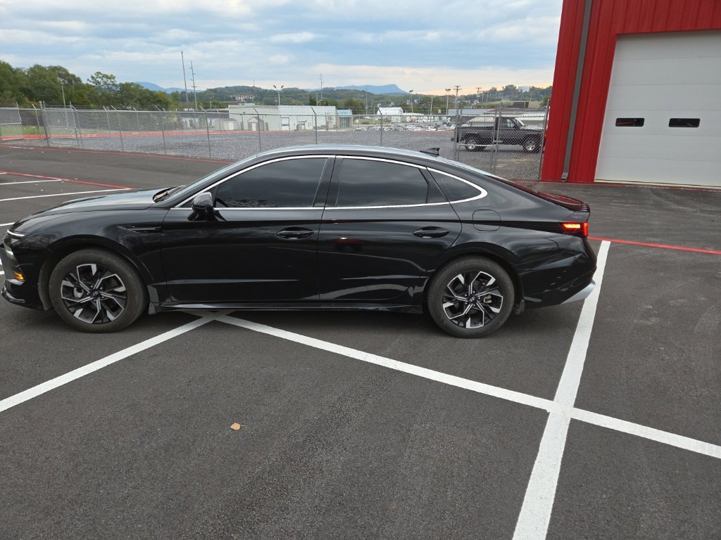 Certified Used 2025 Black Hyundai SEL image 9