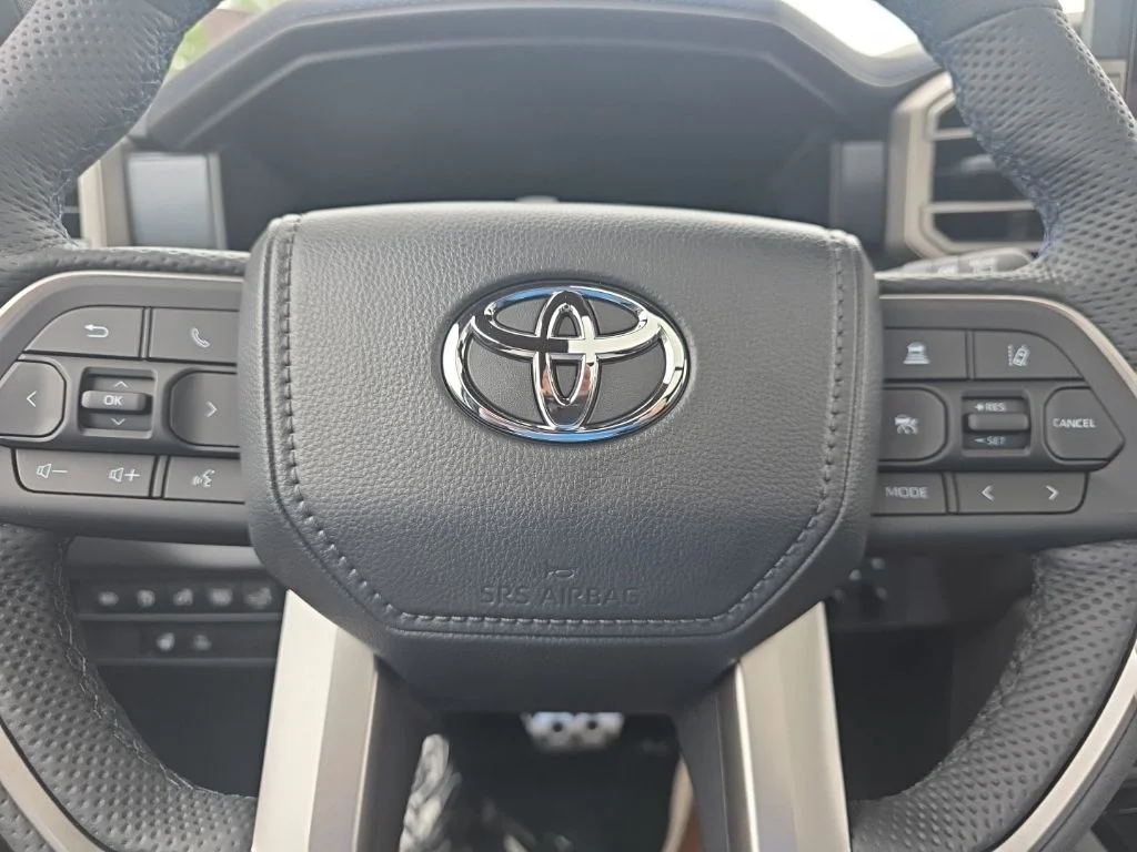 New 2026 Wind Chill Pearl <sup>1</sup> Toyota  Platinum image 9