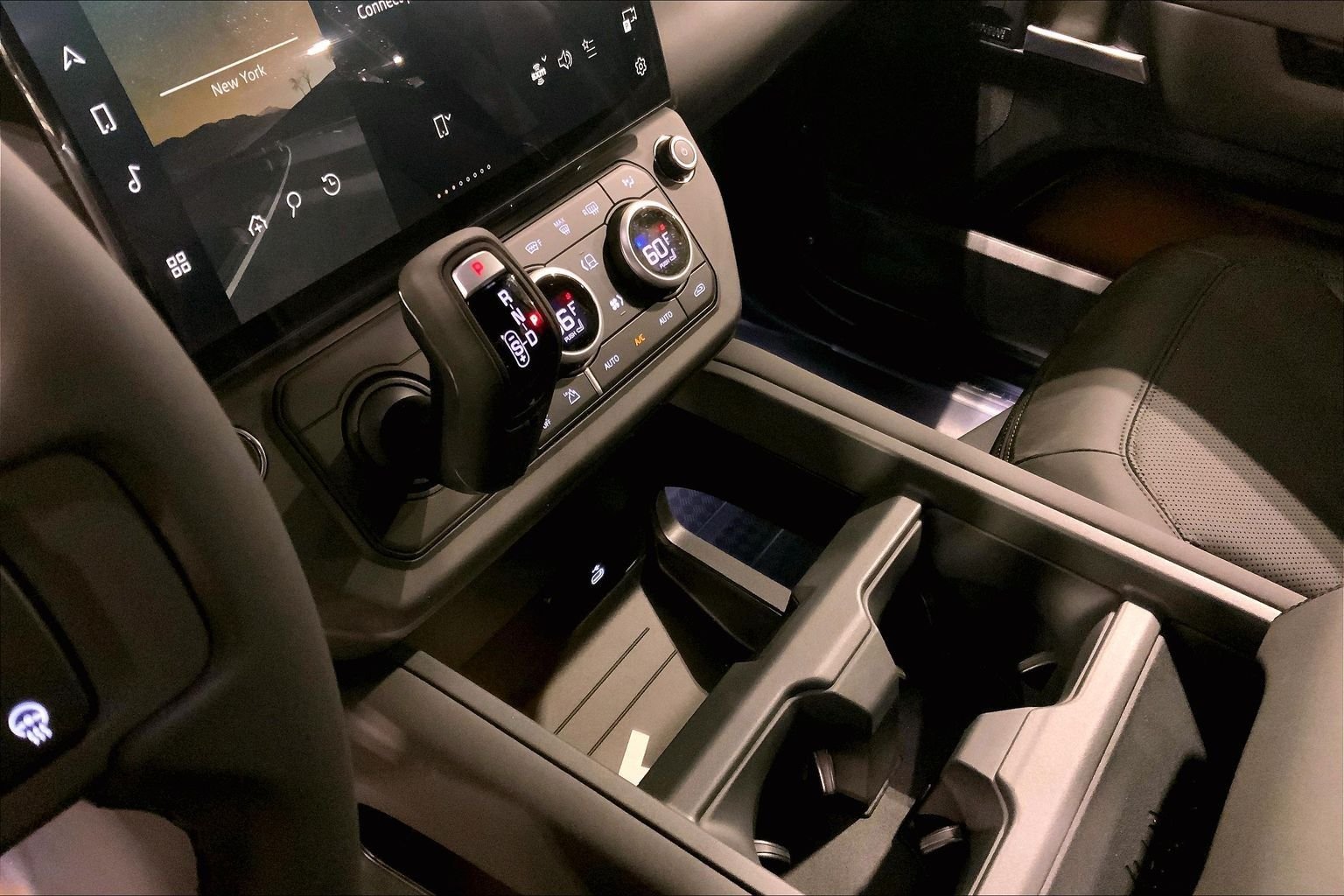 New 2026 Woolstone Green Land Rover X-Dynamic SE image 7