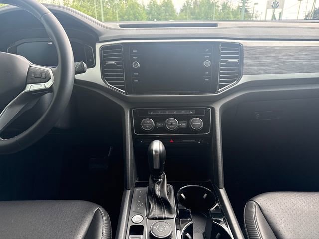 Used 2023 Pure White Volkswagen 3.6L V6 SE w/Technology image 19