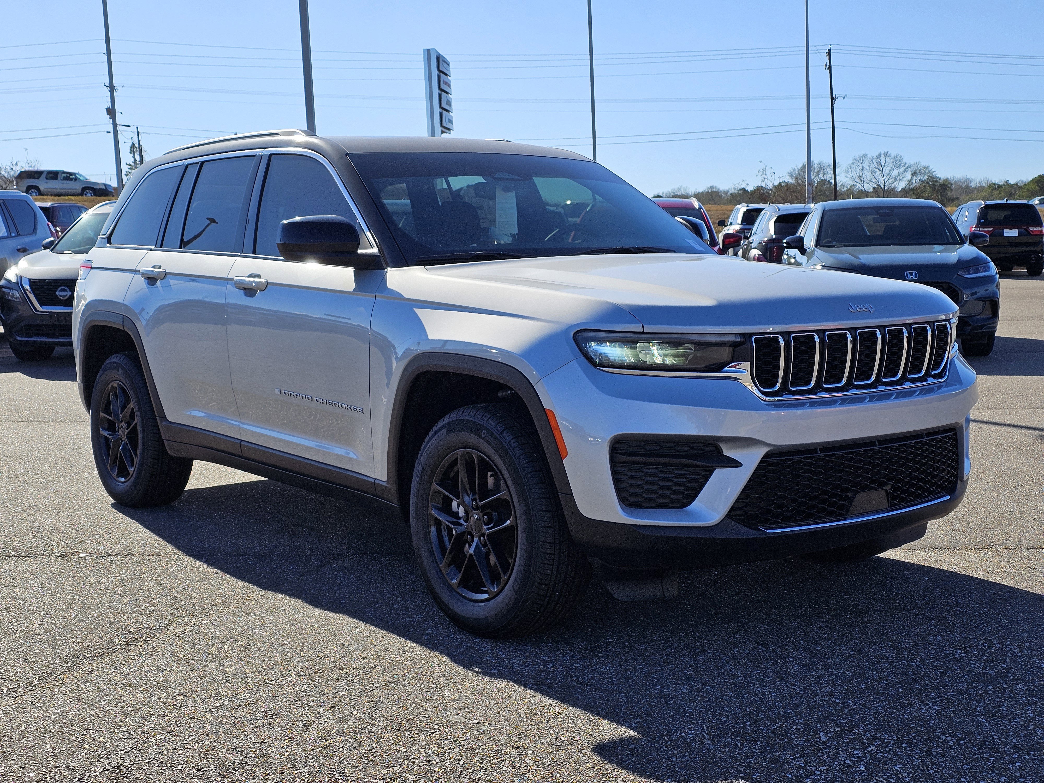 New 2024 Silver Zynith Jeep Laredo X image 5