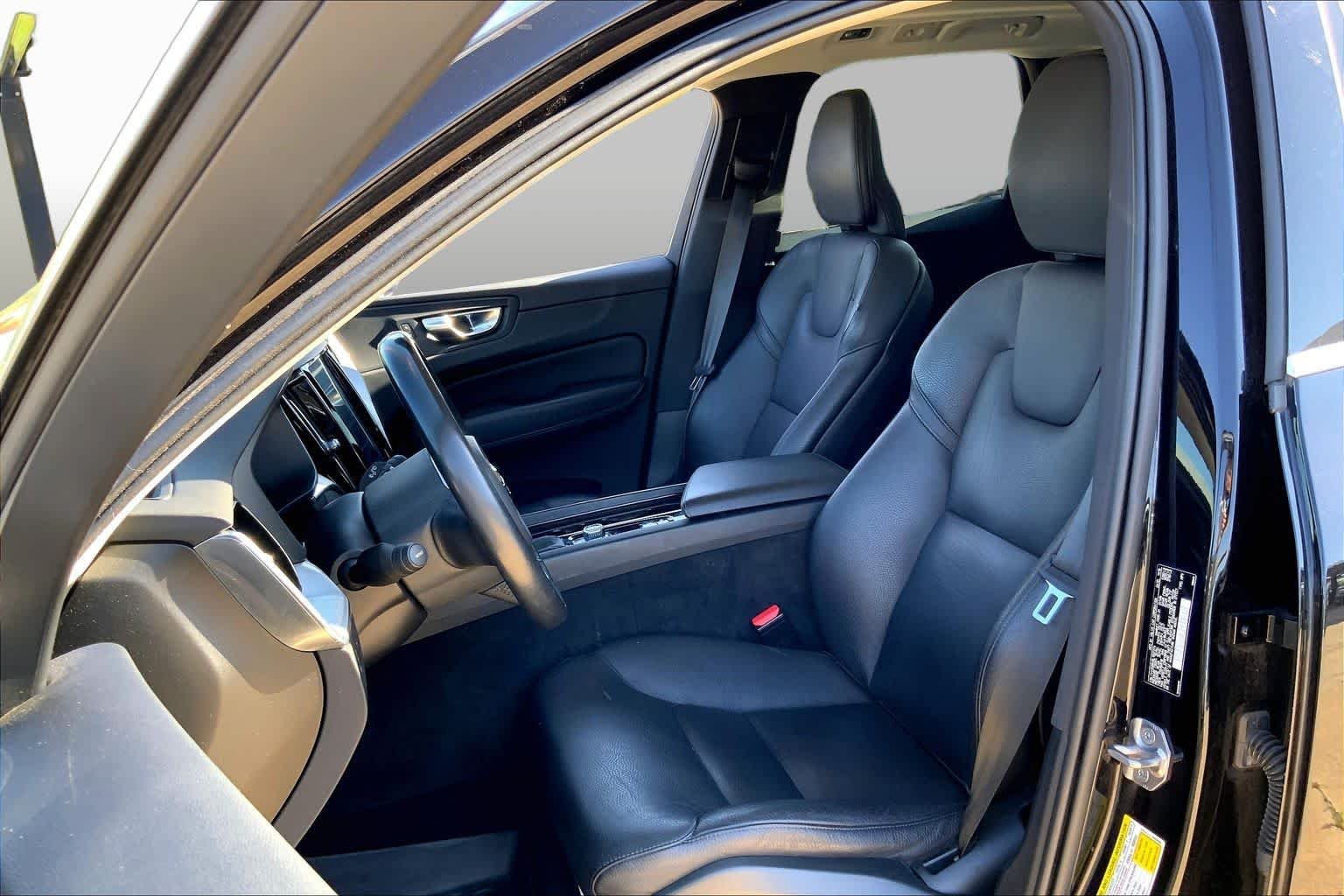 Pre-Owned 2020 Volvo XC60 Momentum