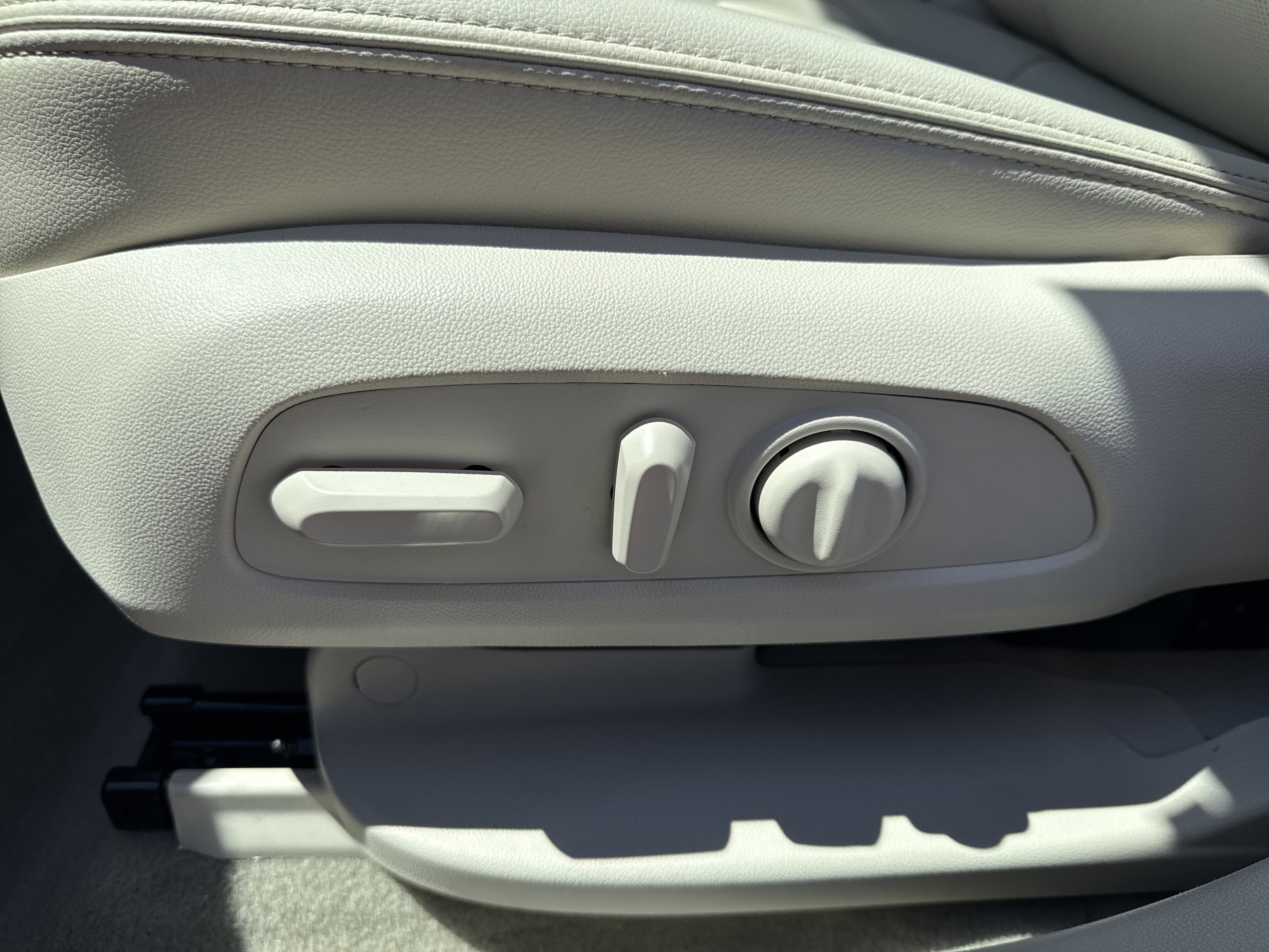 Used 2022 White Frost Tricoat GMC Denali image 10