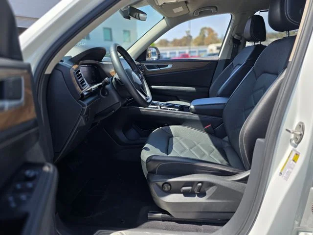 Used 2024  Volkswagen 2.0T SE w/Technology image 15