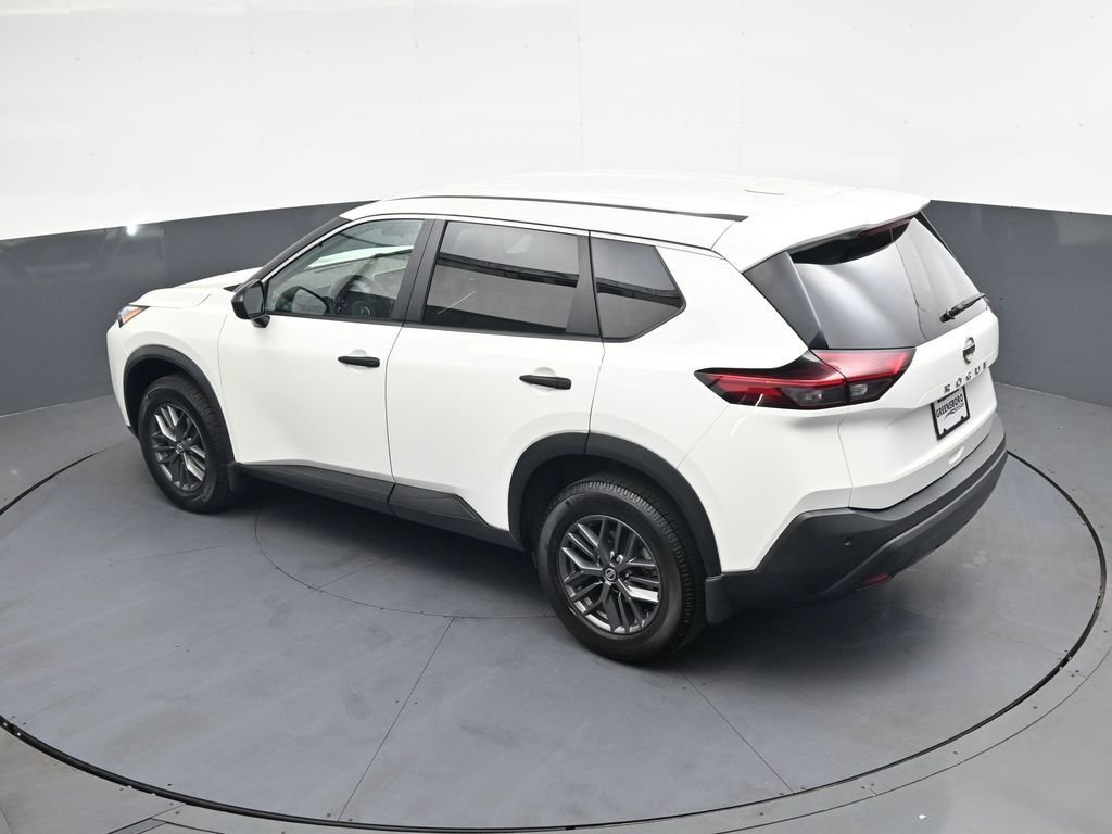 Used 2021 White Nissan S image 37