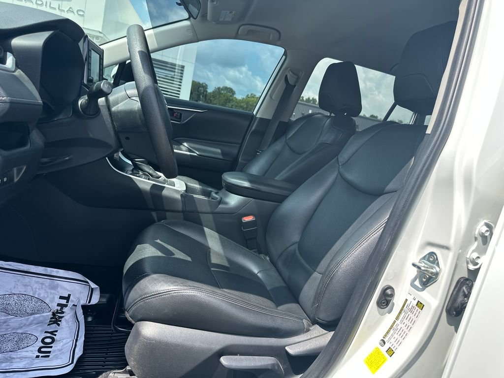 Used 2020 White Toyota LE image 13