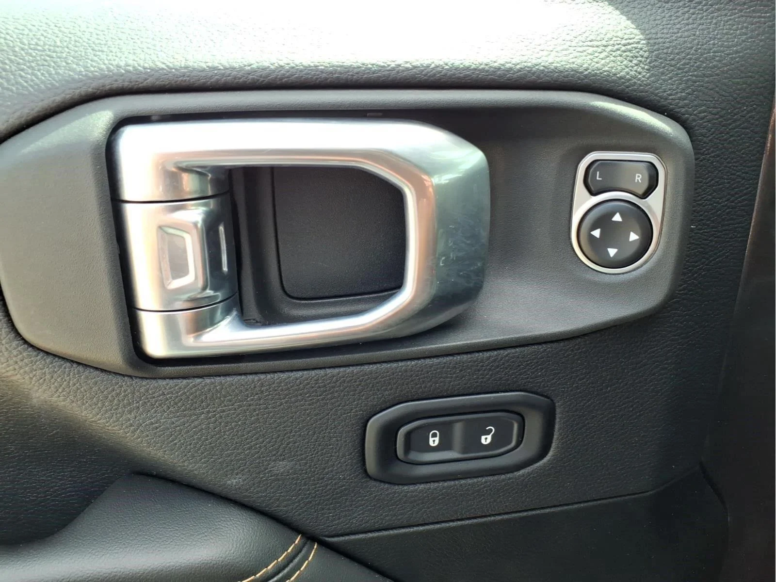 Used 2025 Granite Crystal Metallic Clearcoat Jeep Sahara image 19