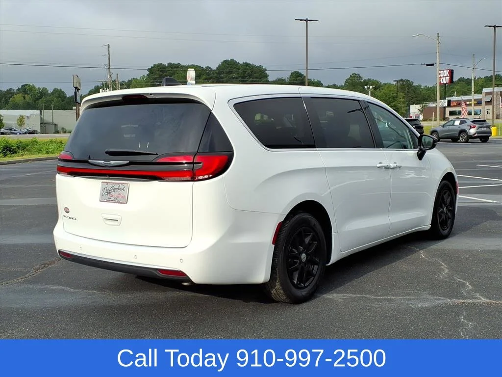 Used 2024 White Chrysler Touring L image 6