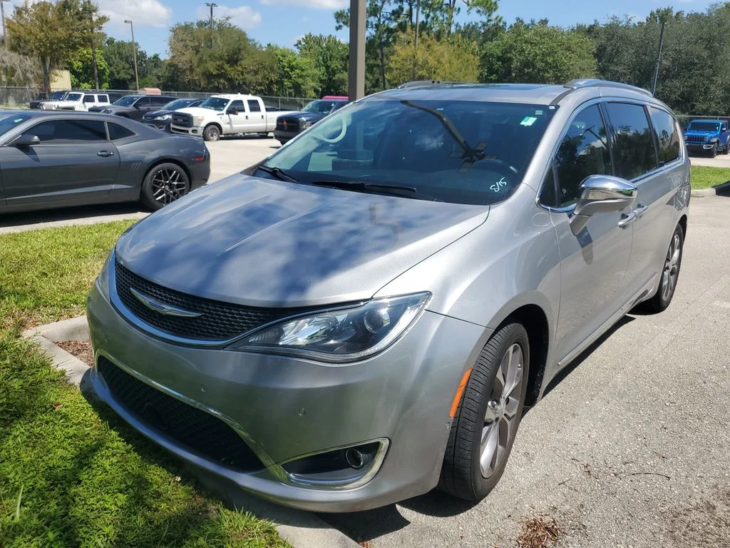 Used 2020 Silver Chrysler Limited image 2
