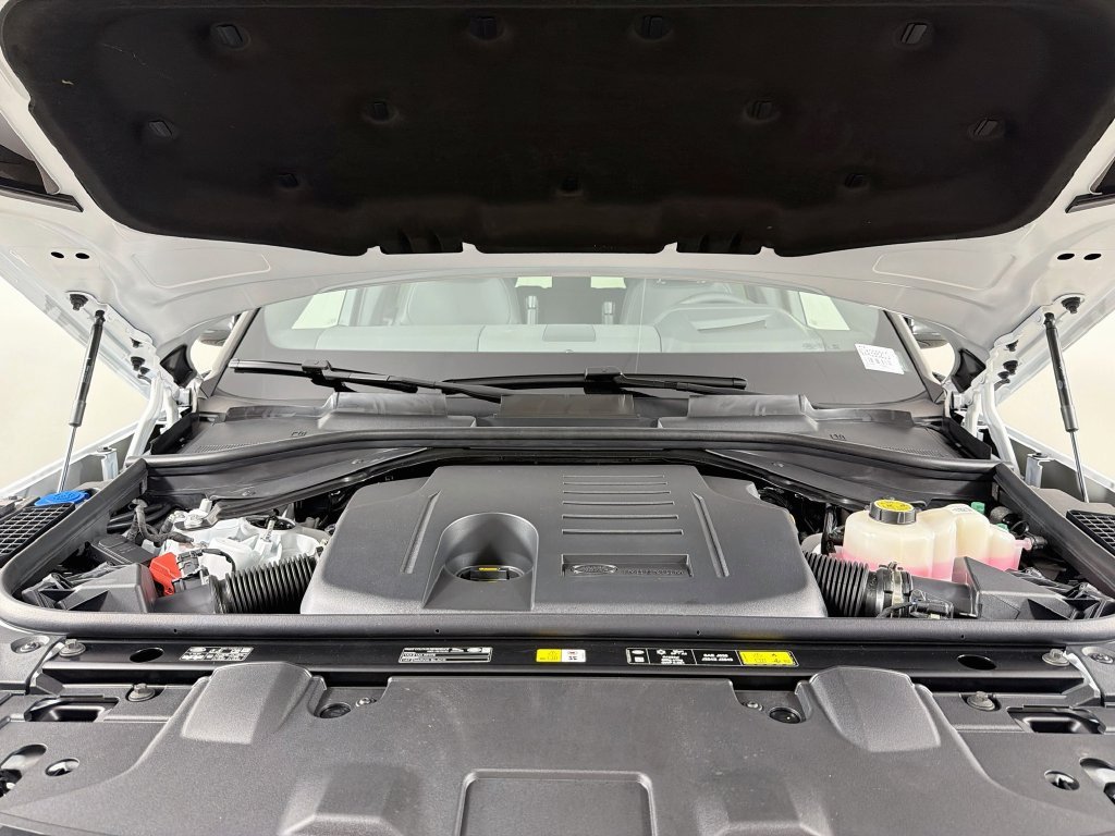 New 2027 Fuji White Land Rover SE image 32