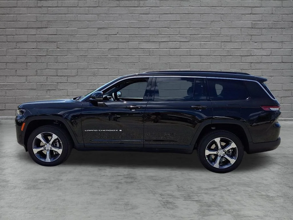New 2026 Diamond Black Crystal Pearlcoat Jeep Limited image 5