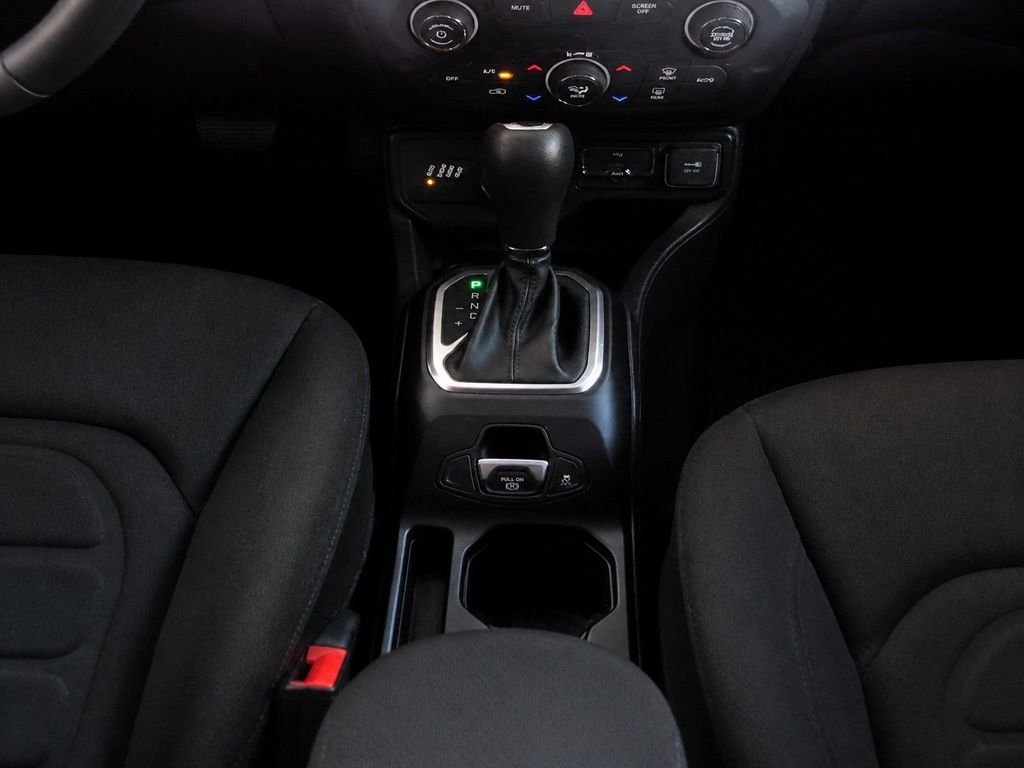 Used 2019 White Jeep Latitude image 20
