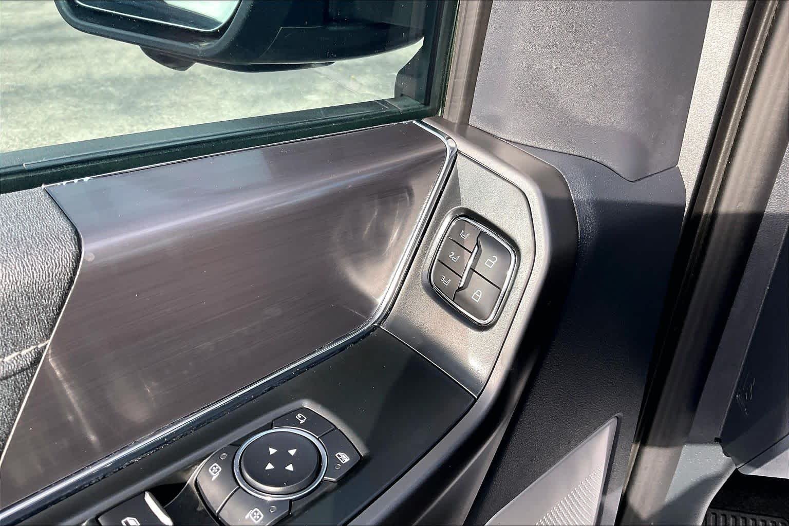 Used 2025 Carbonized Gray Metallic Ford LARIAT image 32