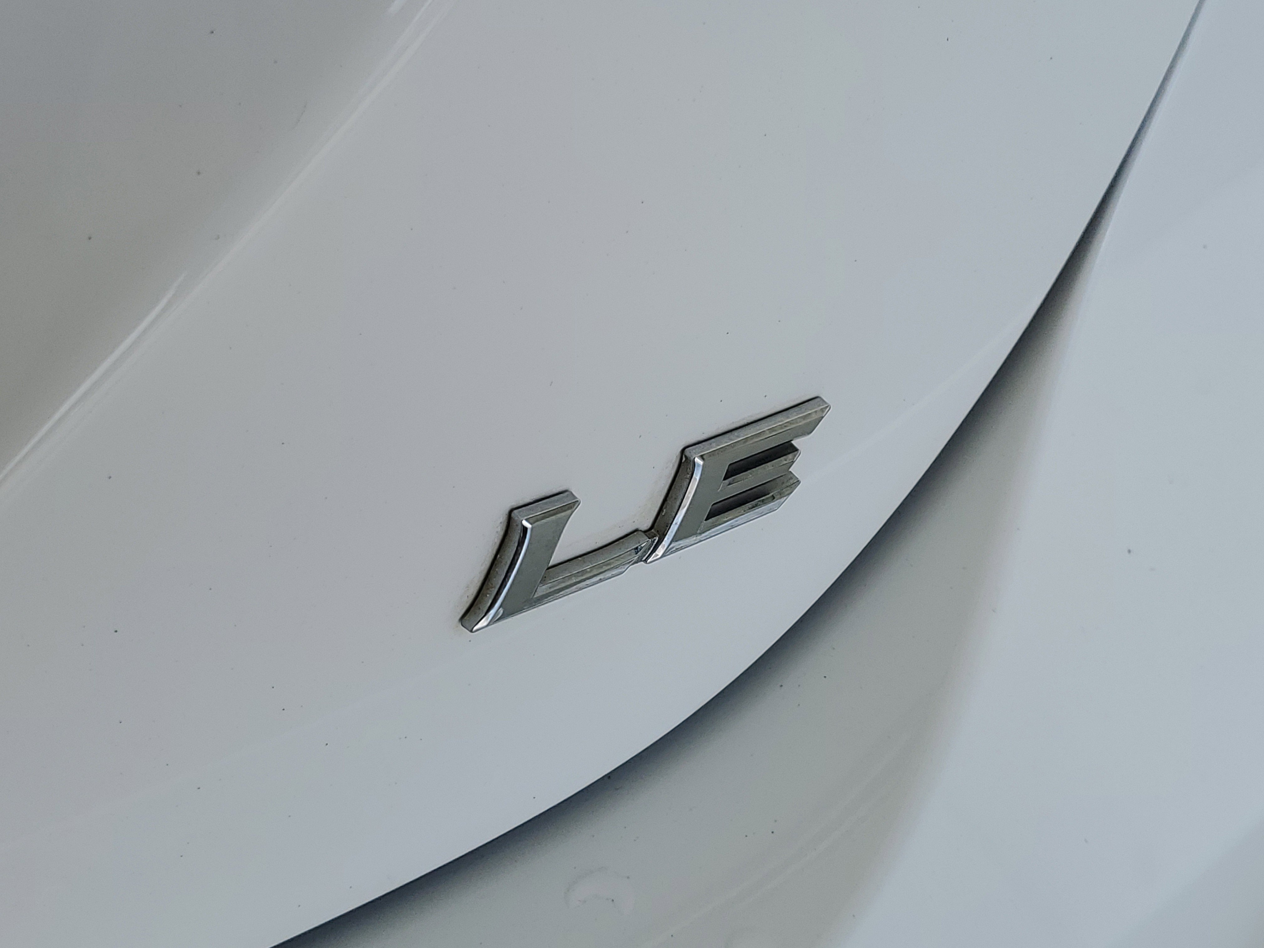 Used 2018 Super White Toyota LE image 9