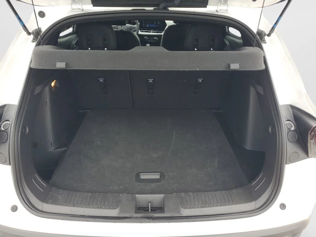 Used 2025 Summit White Chevrolet 2RS image 9