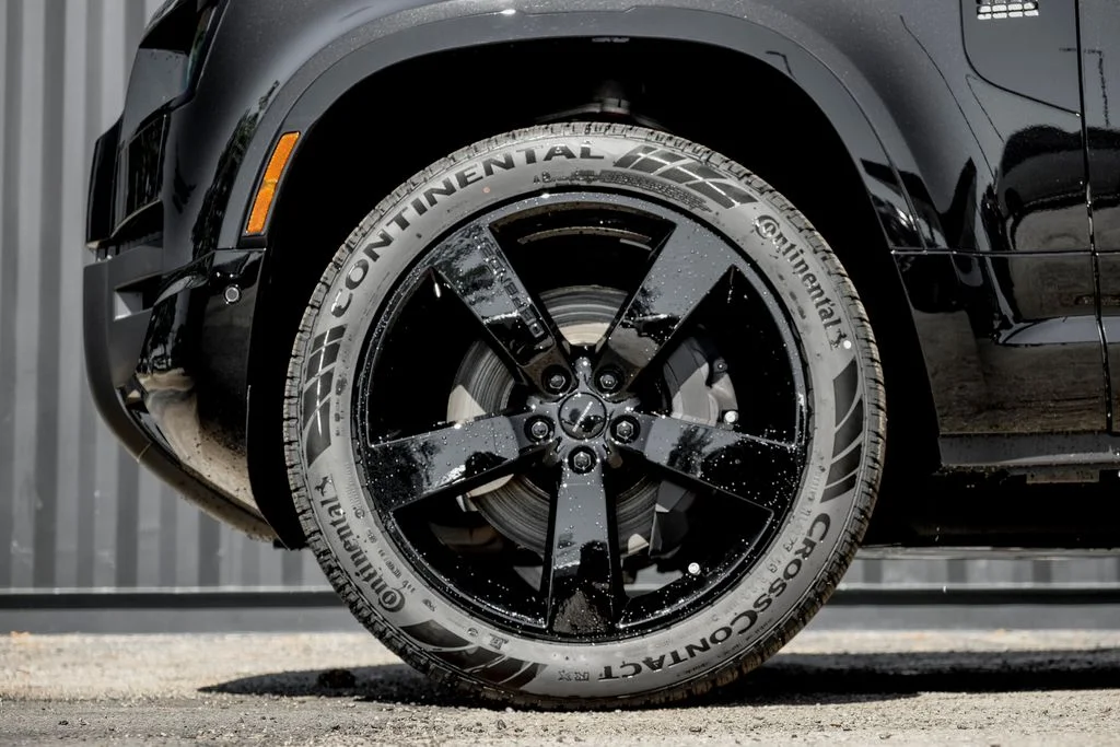 New 2026 Santorini Black Land Rover X-Dynamic SE image 4