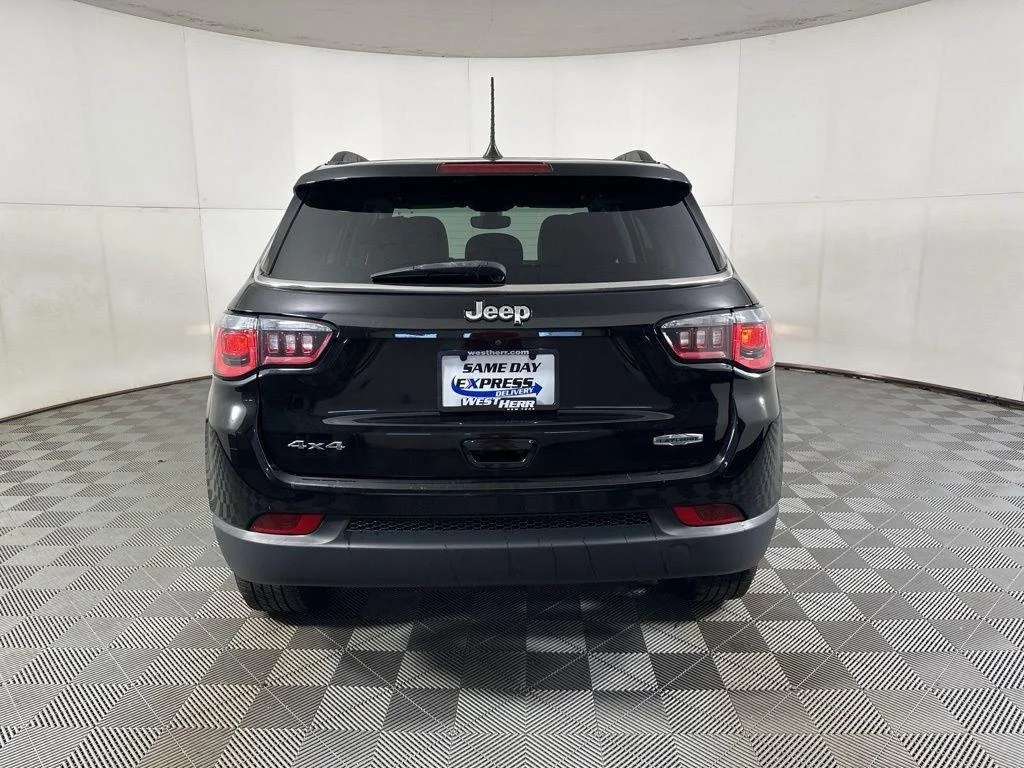 Used 2019  Jeep  image 10