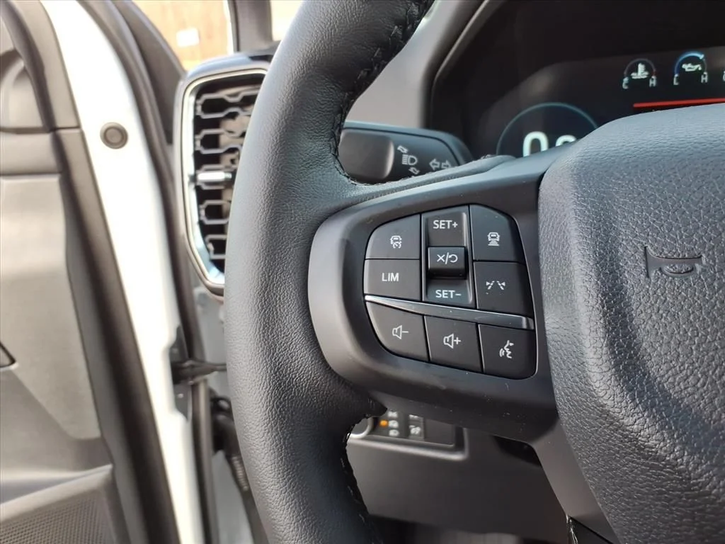 New 2025 Oxford White Ford LARIAT® image 18