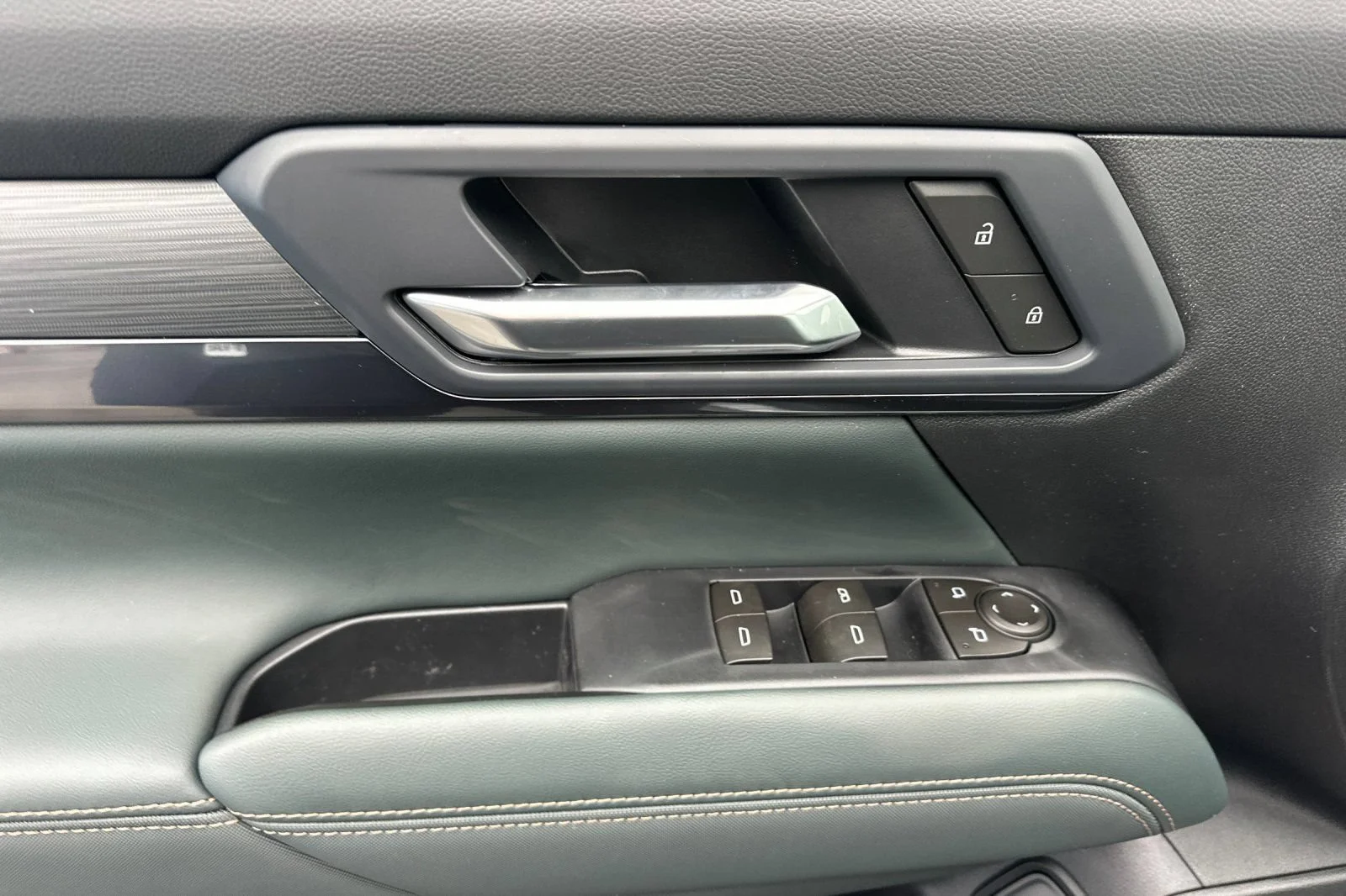 2026 GMC Terrain AT4 - Photo 8