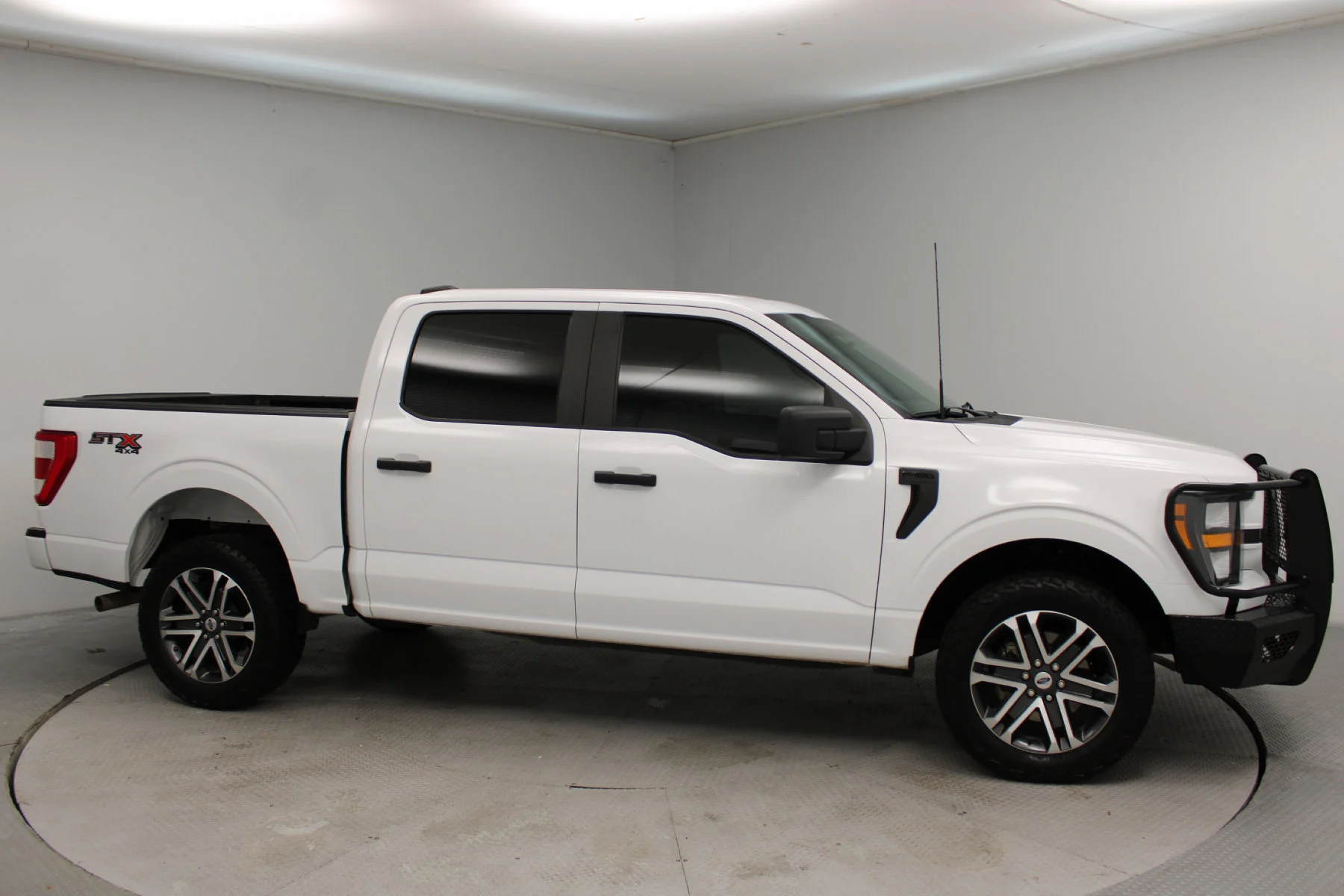 Used 2023 OXFORD WHITE Ford xl 4WD SUPERCREW 5.5