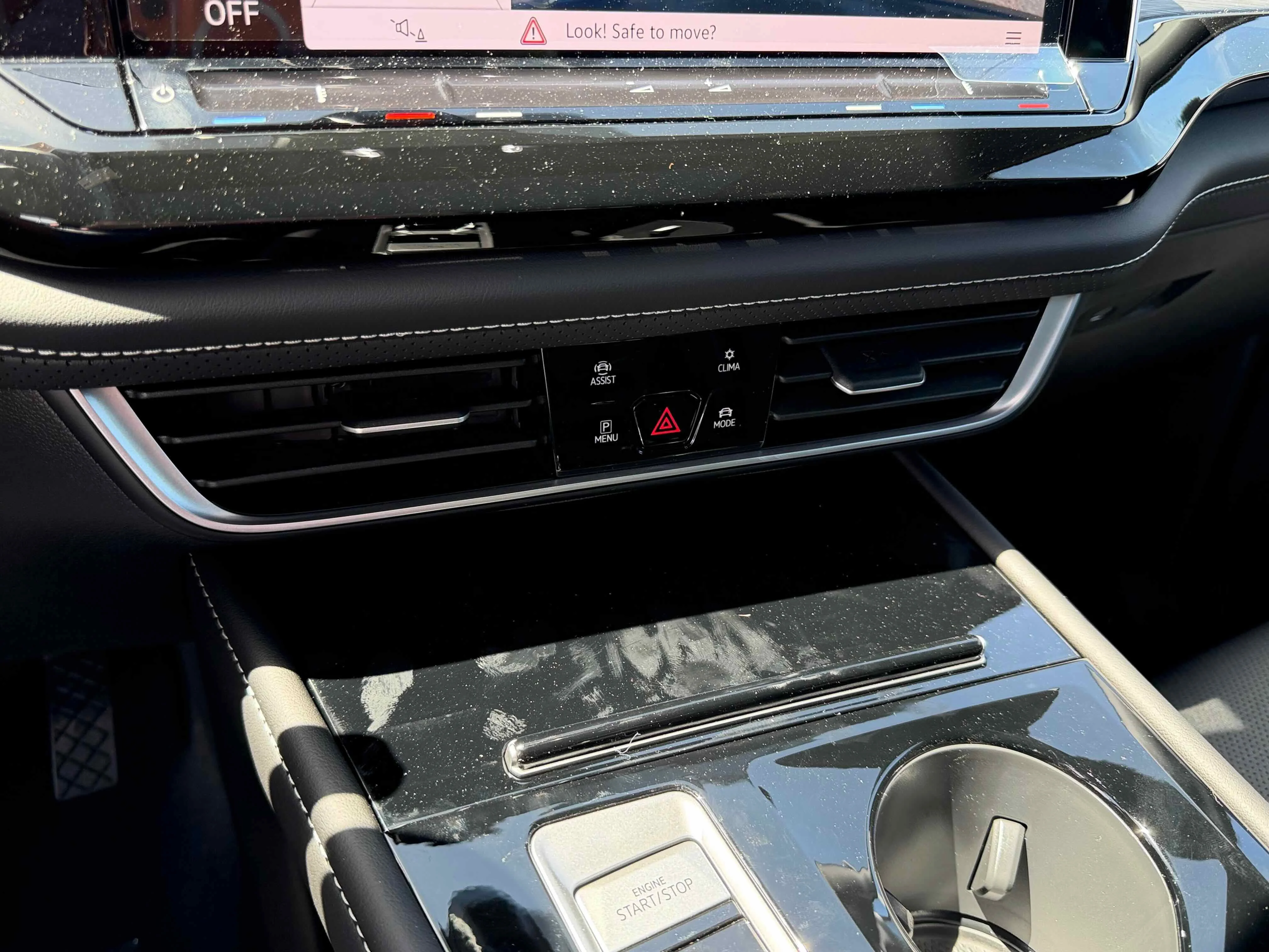New 2026 Silver Mist Volkswagen 2.0T SE w/Technology image 24
