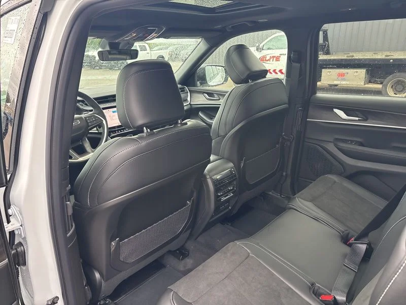 New 2026 Bright White Clear-Coat Exterior Paint Jeep Altitude image 15