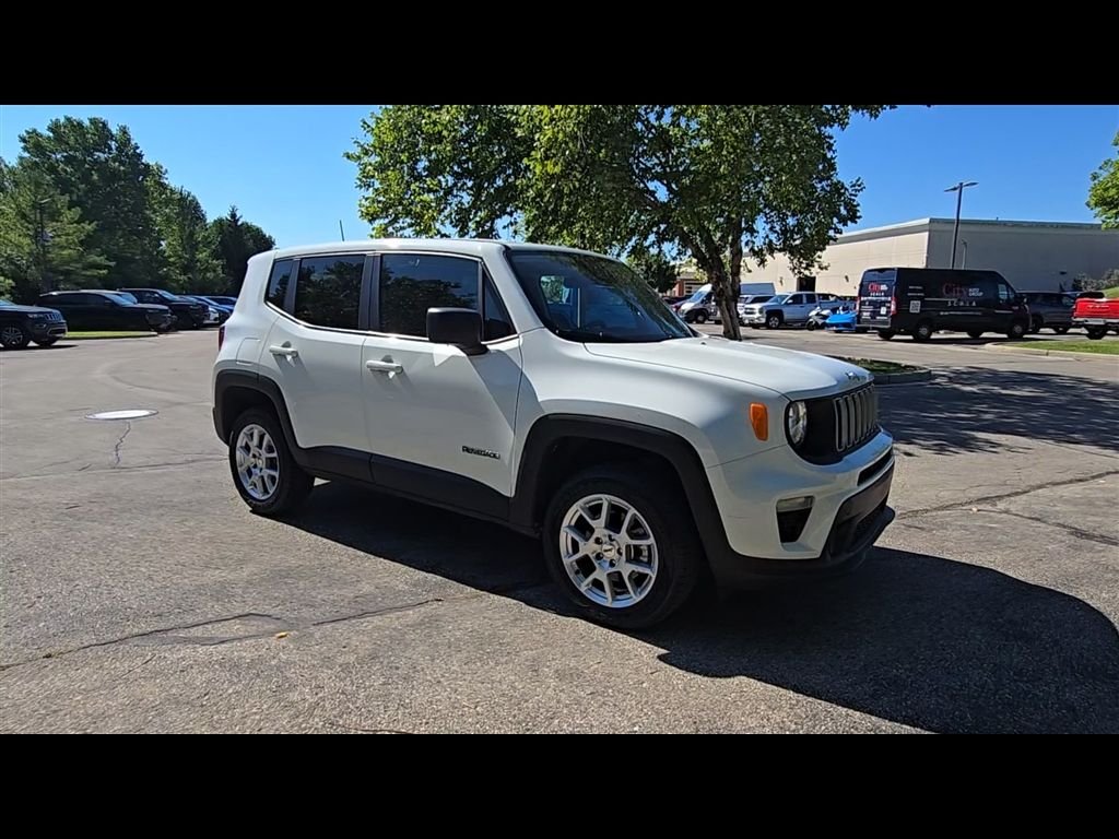 Certified Used 2023 White Jeep Latitude image 9