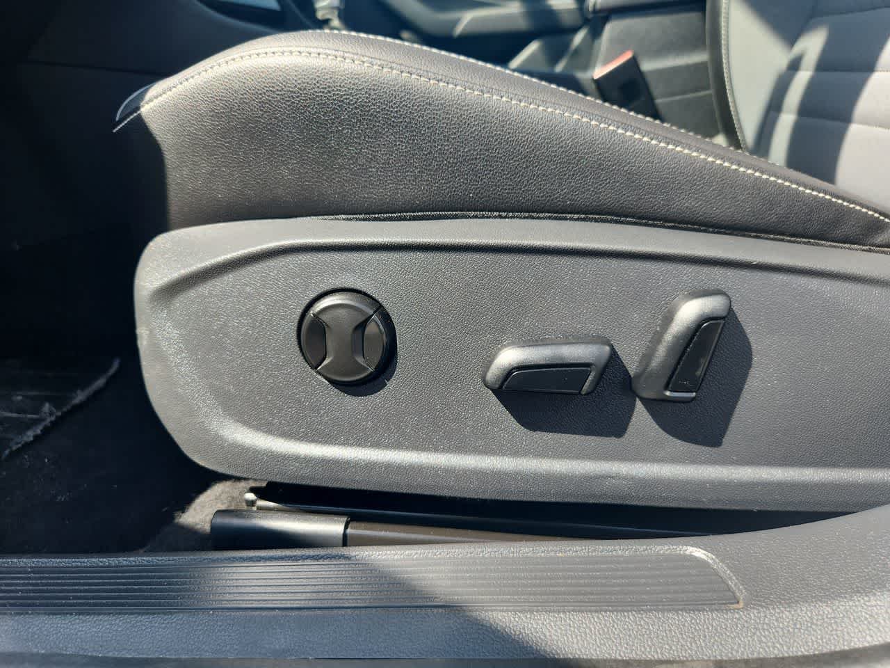 2025 Volkswagen Jetta SE - Photo 14